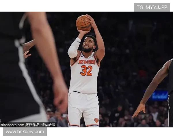 纽约尼克斯对阵劲敌全场激战球队表现亮眼展现强大竞技状态